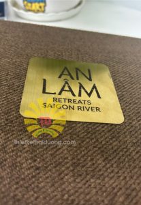 cận-cảnh-miếng-kim-loại